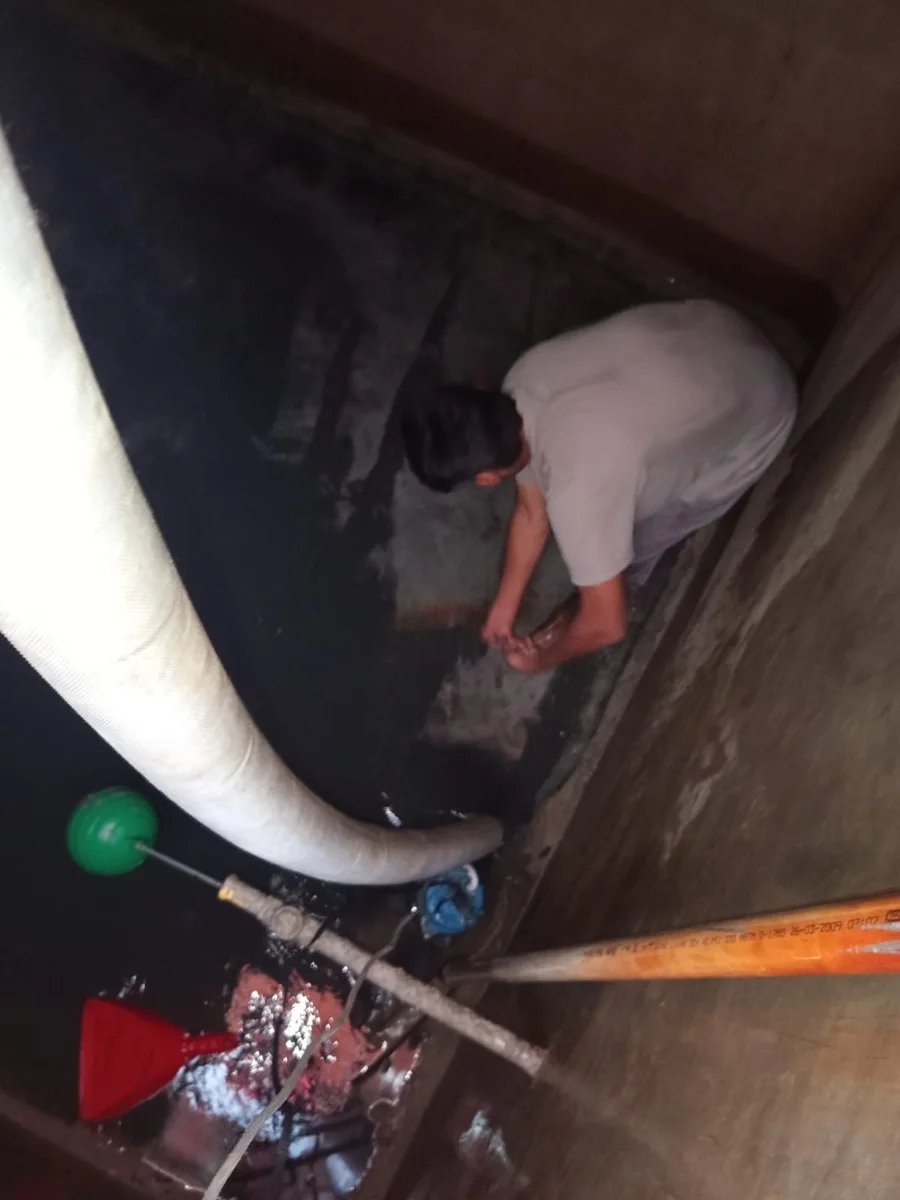 Cleaning inside the tank — Rana Jees Fumigation Services service team
